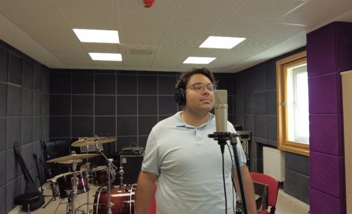 Öğrenciler üniversitesini yazdıkları marşla tanıttı