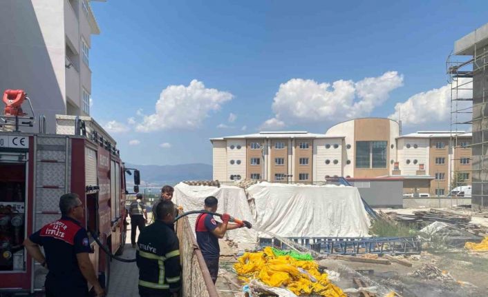 Okul inşaatında yakılan ateş ekipleri harekete geçirdi