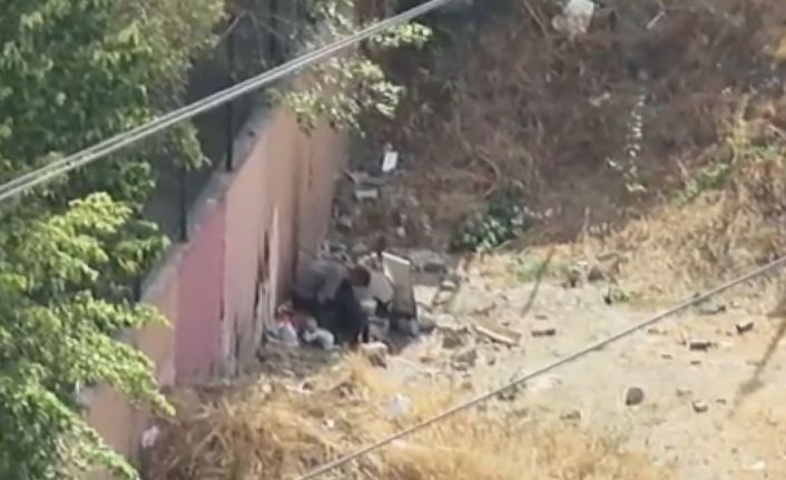 Okul önünde uyuşturucu kullanırken önce kameralara, sonra polise yakalandılar