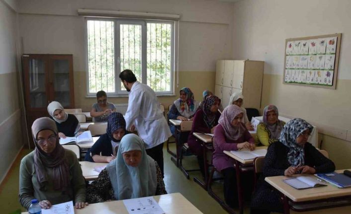 Okuma yazma kursu öğrenmenin yaşının olmadığını gösteriyor
