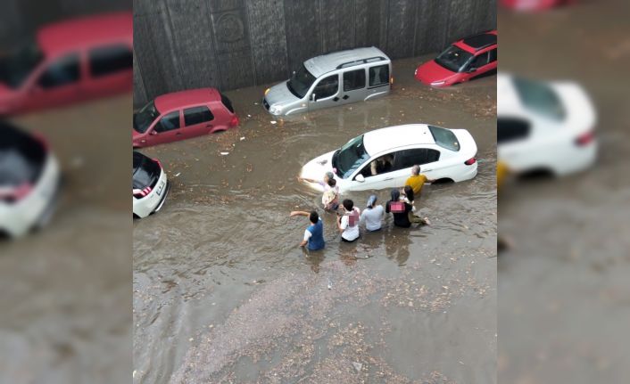 Onlarca araç ve vatandaş göle dönen alt geçitte mahsur kaldı