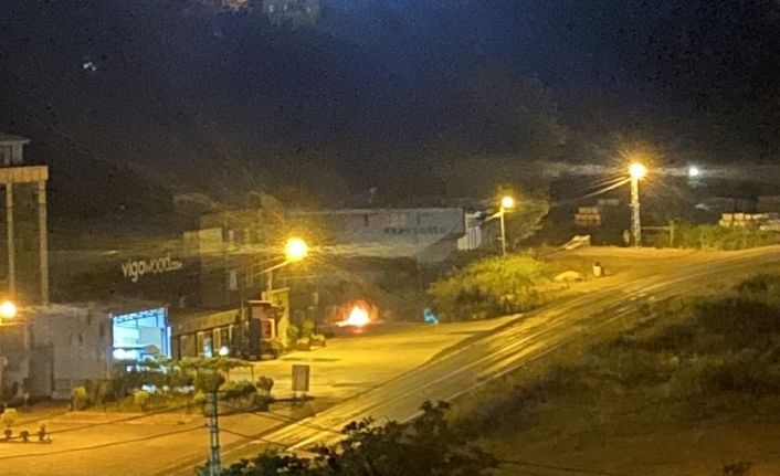 Ordu’da çöp konteynerinde çıkan yangın binaya sıçramadan söndürüldü