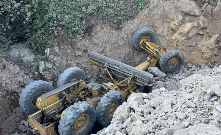 Ordu’da freni patlayan iş makinası uçuruma yuvalandı: O anlar kamerada