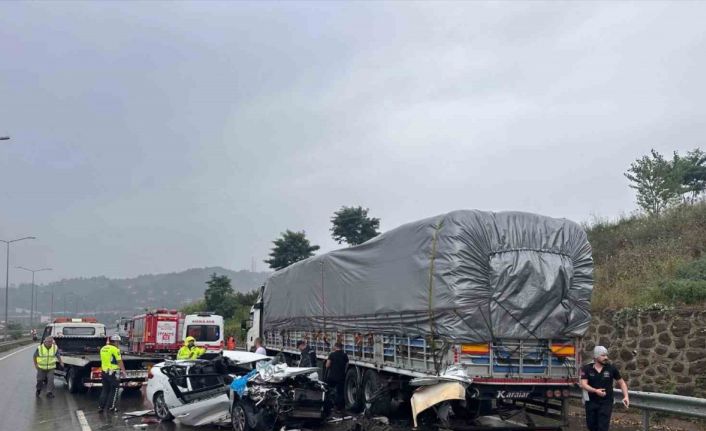 Ordu’da otomobil park halindeki tıra çarptı: 1 ölü, 2 yaralı