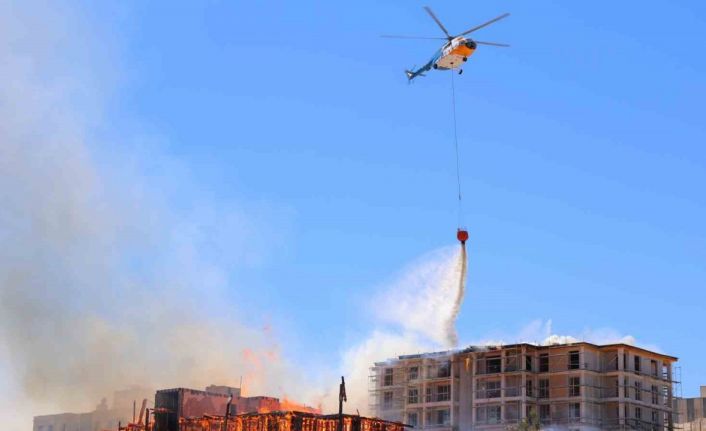 Orman Bölge Müdürlüğüne ait lojman küle döndü, çatısı yanan binaya ise müdahale sürüyor