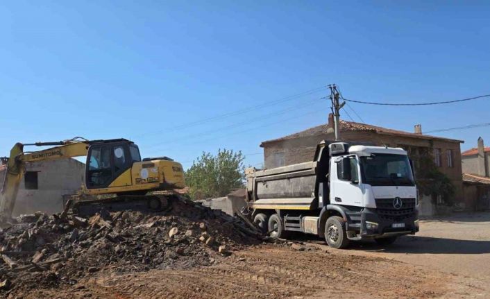 Orman yangınında hasar alan binaların enkazları bir bir kaldırılıyor