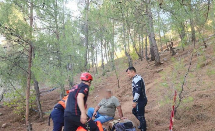 Ormanda ayağı kırılan vatandaşı itfaiye ekipleri kurtardı