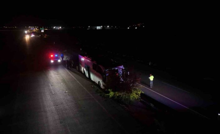 Orta refüje çıkan yolcu otobüsü ağaçları devirdi: 1 ölü, 13 yaralı