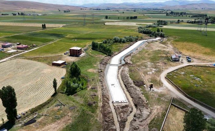 Oruçbeyli köyünde taşkın kontrol çalışmaları sürüyor