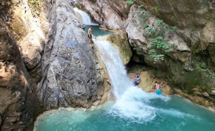 Osmaniye’de sıcakta kaçanların durağı Sarısu Şelalesi oldu