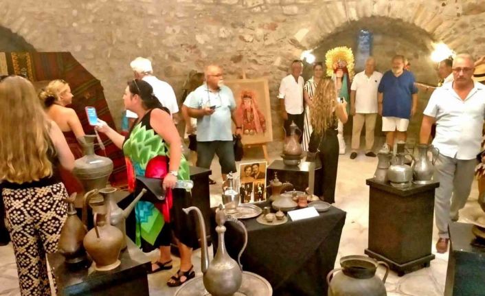 Osmanlı halk kıyafetleri ve yaşam kültürü Çeşme Kalesi’nde sergileniyor