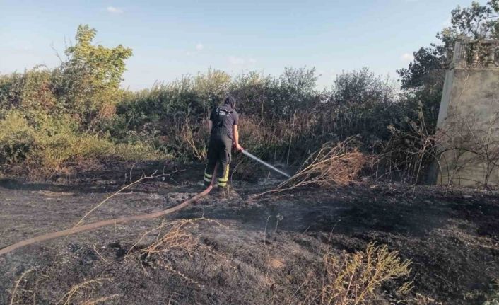 Otluk alanda çıkan yangın korkuttu