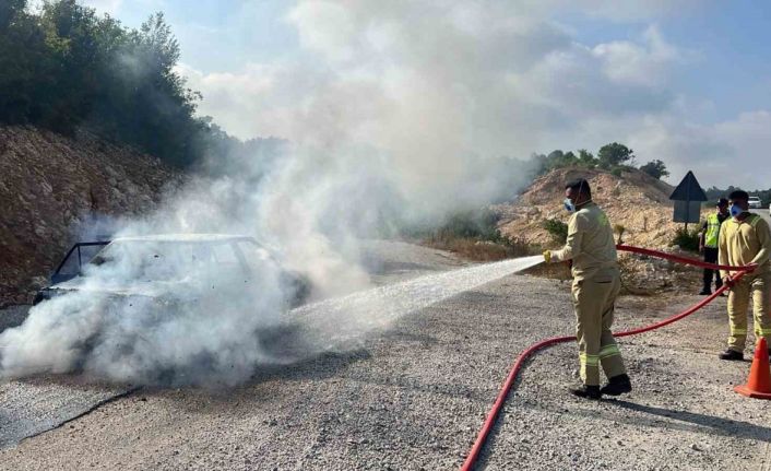 Otomobil alev alev yandı, orman ekipleri söndürdü