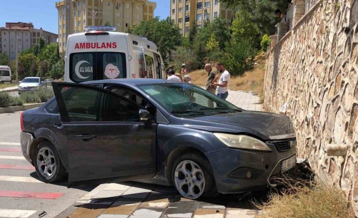 Otomobil duvara çarptı: 1 yaralı