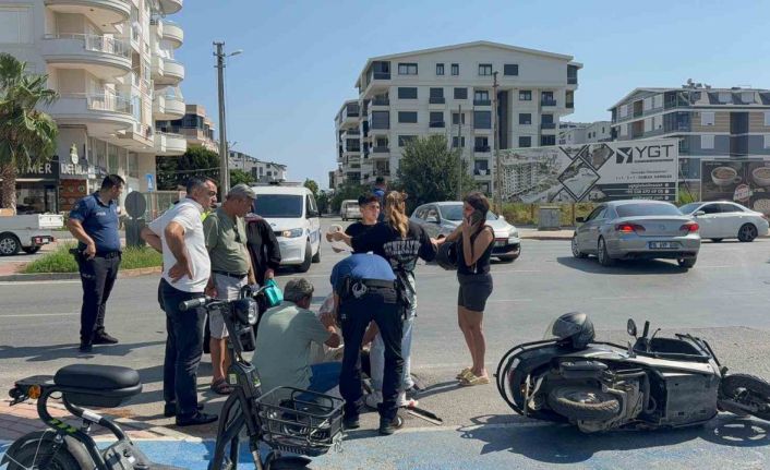 Otomobil ile motosiklet çarpıştı, yaralıya yoldan geçen doktor müdahale etti