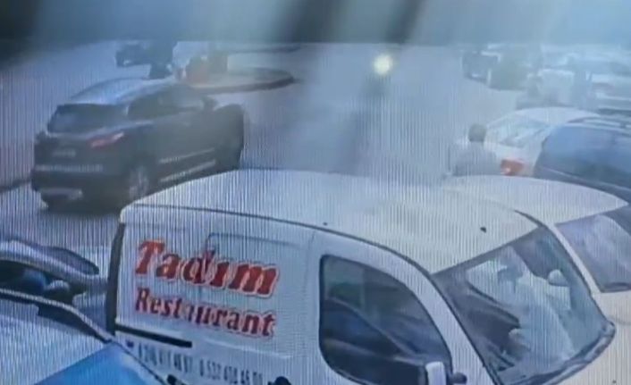Otomobil ile motosikletin çarpıştığı kaza kamerada: 1 yaralı