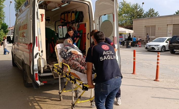 Otomobil kamyona çarptı: 4 yaralı