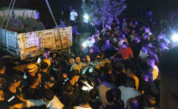 Otomobil park halindeki briket yüklü tıra çarptı: 2 ölü