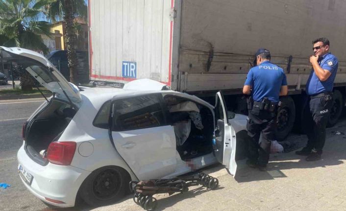 Otomobil, park halindeki tıra çarptı: 4 yaralı