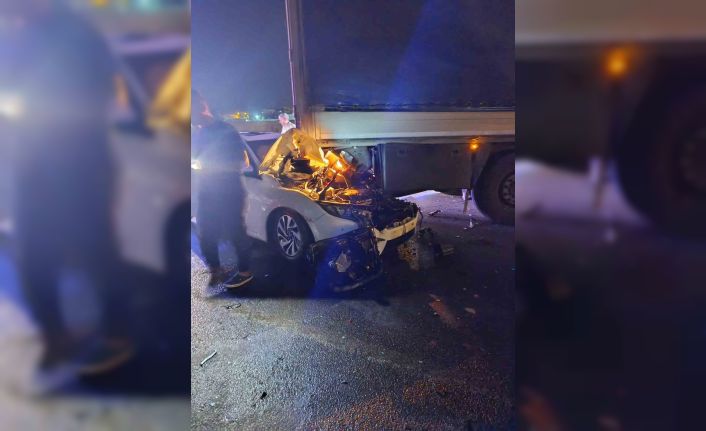 Otomobil, park halindeki tırın altına girdi: 3 ağır yaralı