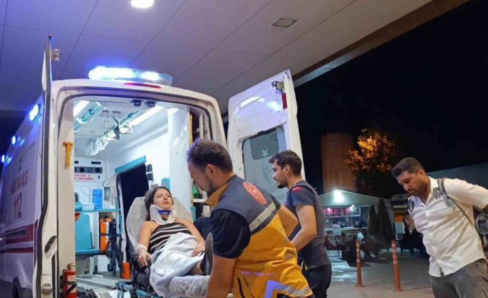 Otomobil su kanalına düştü: 3 yaralı