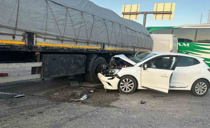 Otomobil tıra çarptı: 2 yaralı