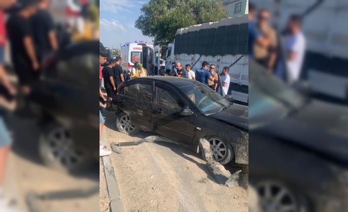 Otomobil tıra çarptı: 3 yaralı