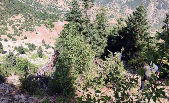 Otomobil uçuruma yuvarlandı: 2 ölü