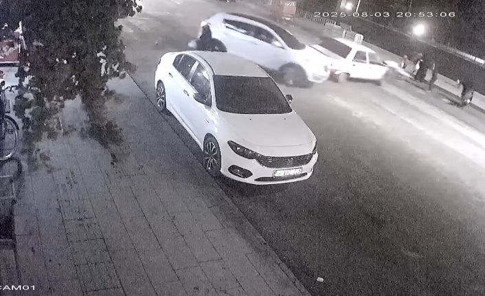 Otomobil, yaya geçidinde duran araca böyle çarptı: 2 yaralı