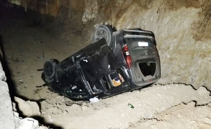 Otomobile çarpan hafif ticari araç  kanala uçtu: 3 yaralı