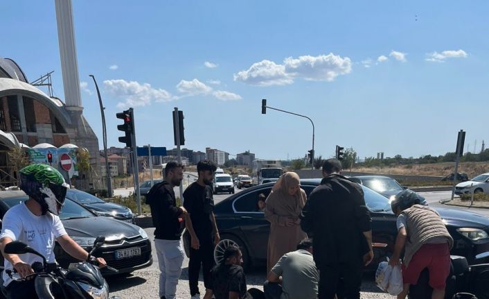 Otomobile çarpmamak için manevra yapan motosiklet devrildi: 1 yaralı