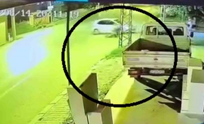 Otomobile ok gibi saplanan motosikletin sürücüsü metrelerce havaya uçtu