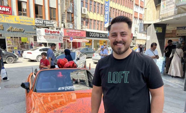 Otomobili görenler imza atmadan geçmiyor