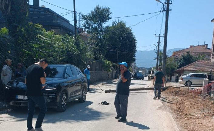 Otomobilin üzerine telefon direği devrildi