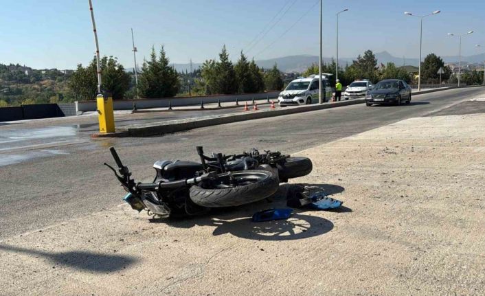 Otomobille çarpışan motosikletteki 2 kişi ağır yaralandı