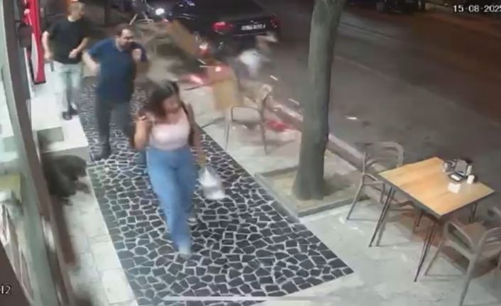 Otomobille çarpışan motosikletteki 2 kişi böyle savruldu: 3 yaralı