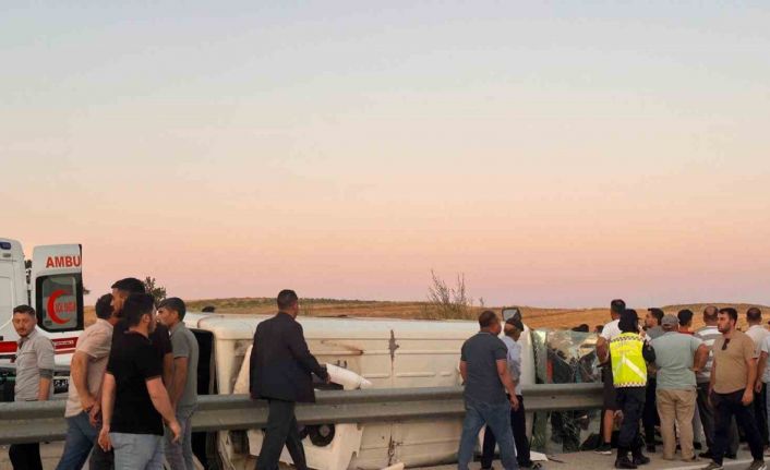 Otomobille midibüsün çarpıştığı kazada 10 kişi yaralandı
