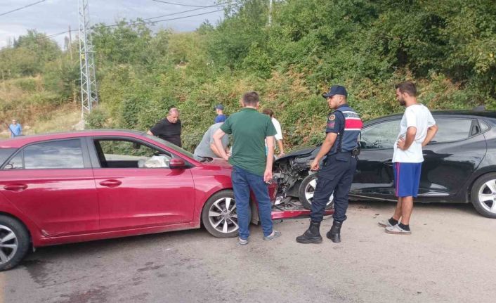 Otomobiller çarpıştı: 4 yaralı