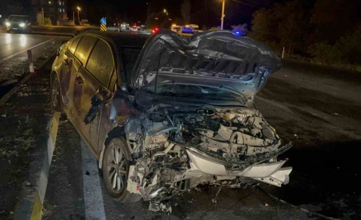 Otomobillerin çarpıştığı kazada 1 kişi öldü, 2 kişi yaralandı