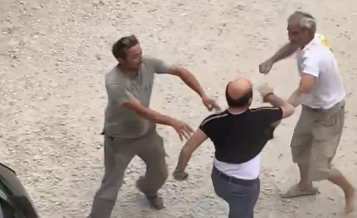 Otoparkta silahlı kavgada 2 kişi yaralandı: Olay anı kamerada