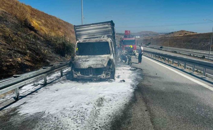 Otoyolda kamyonet alevlere teslim oldu