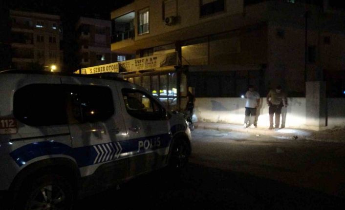 Oturduğu apartmanın girişinde silahlı saldırıya uğrayan şahıs yaralandı