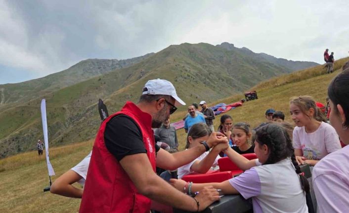 Oyun ve eğlenceyi yayla çocuklarının ayağına getirdiler