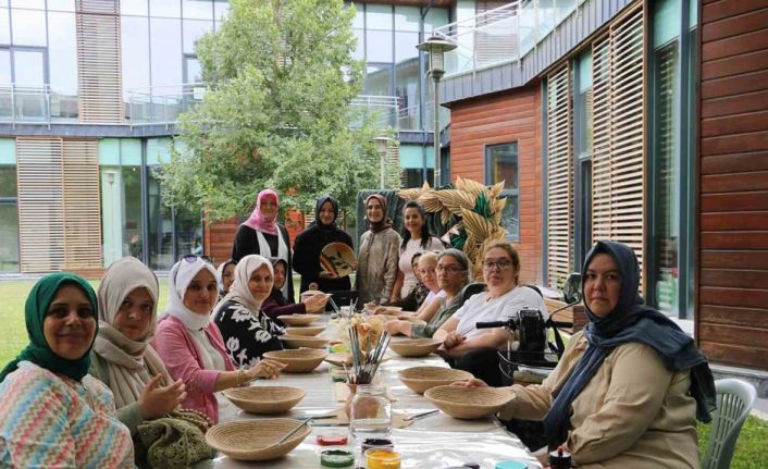 Özel bireyler ve anneleri hobi atölyelerinde el ele