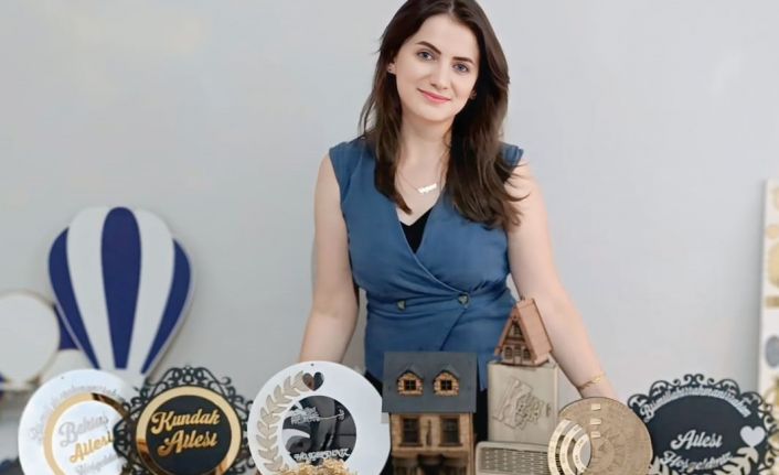 (ÖZEL) Evinde tasarladığı hediyelik eşyaları görenler hayran kalıyor