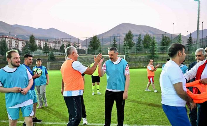 Özel gereksinimli bireyler protokol ile yeşil sahada buluştu