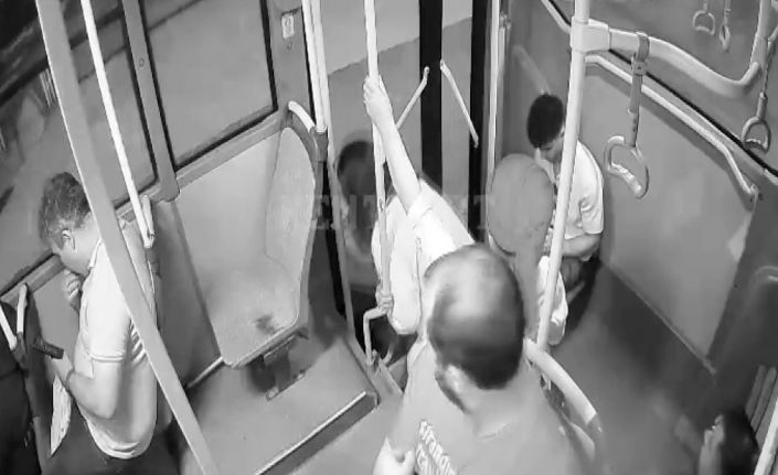 Özel halk otobüsü şoförü, epilepsi nöbeti geçiren yolcuyu hastaneye ulaştırdı