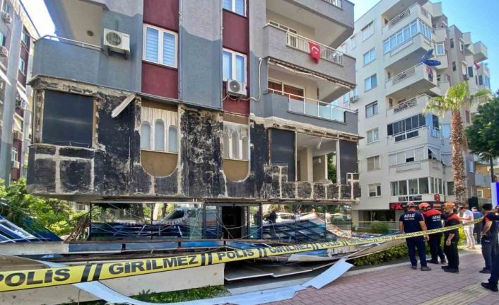 Özel laboratuvarın dış cephe kaplamaları çöktü, ortalık savaş alanına döndü