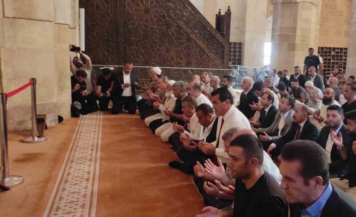 Özgür Özel Divriği Ulu Camii’de Cuma Namazı kıldı
