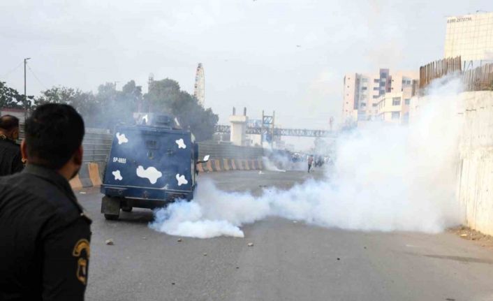 Pakistan’da eski Başbakan Khan destekçilerine polis müdahalesi: 300 gözaltı